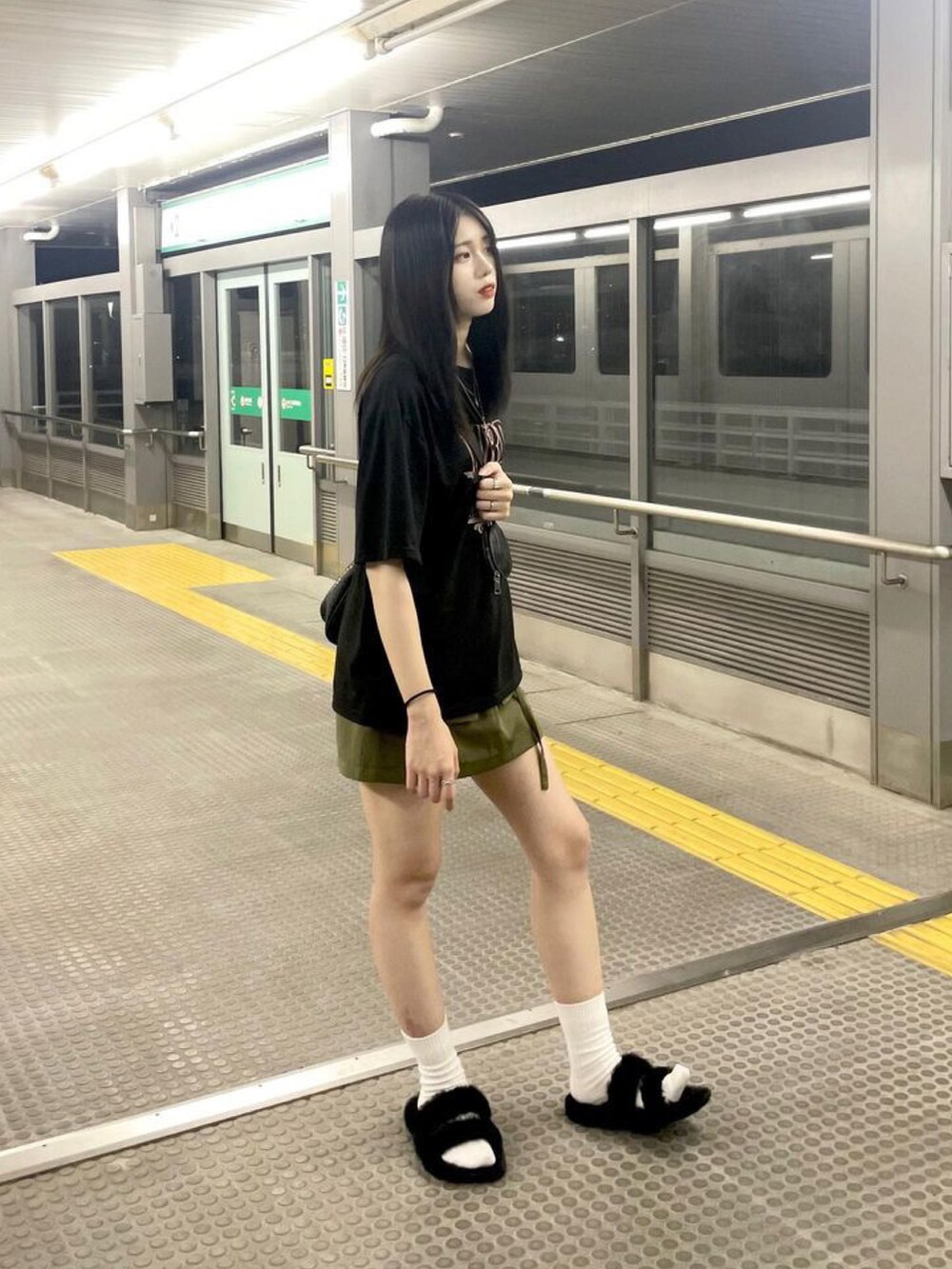 ブラック系のTシャツ/カットソーを着用したレディースの夏コーディネートの3枚目の写真