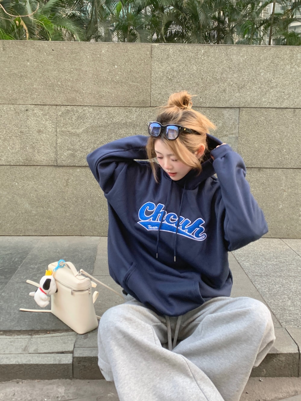 ブルー系のパーカーを着用したレディースの冬コーディネートの4枚目の写真