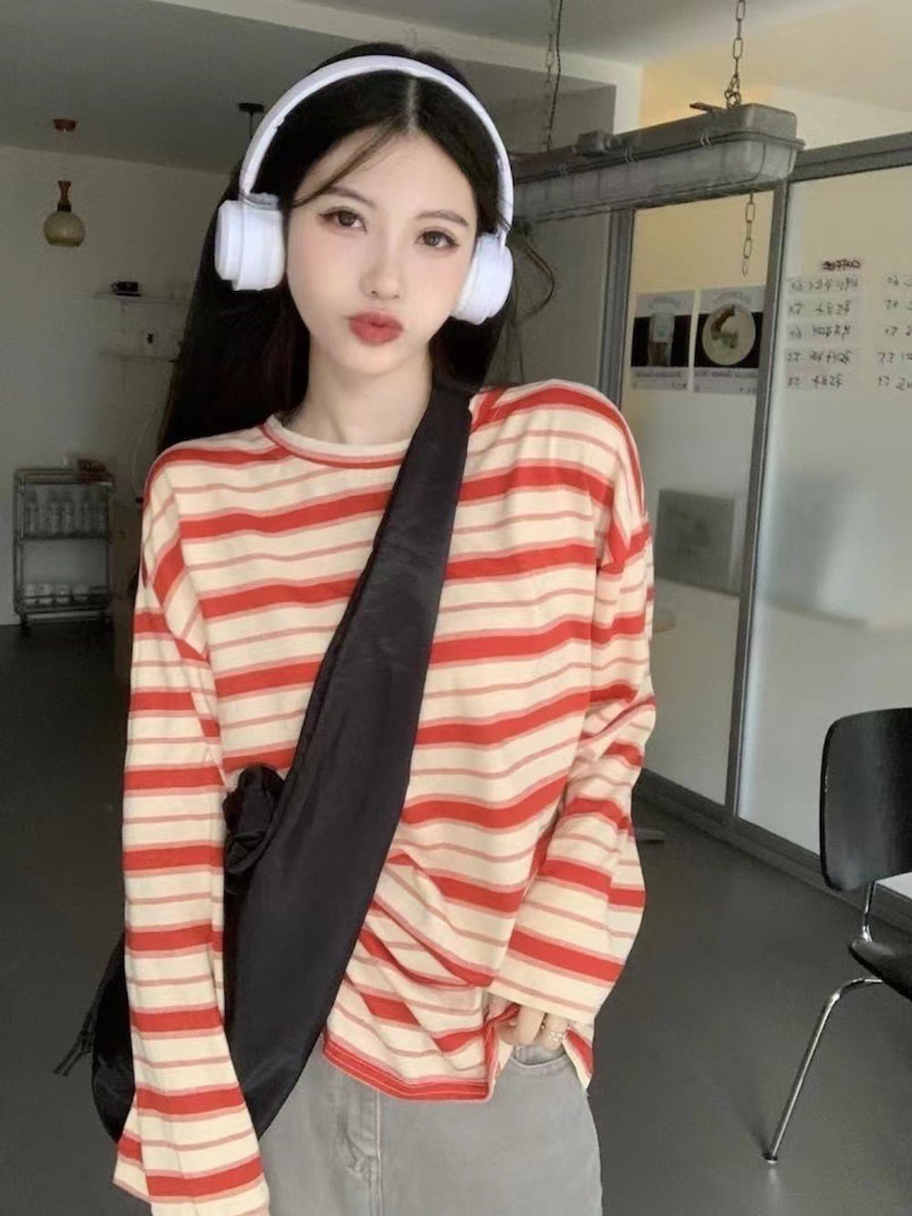 オレンジ系のTシャツ/カットソーを着用したレディースの秋コーディネートの5枚目の写真