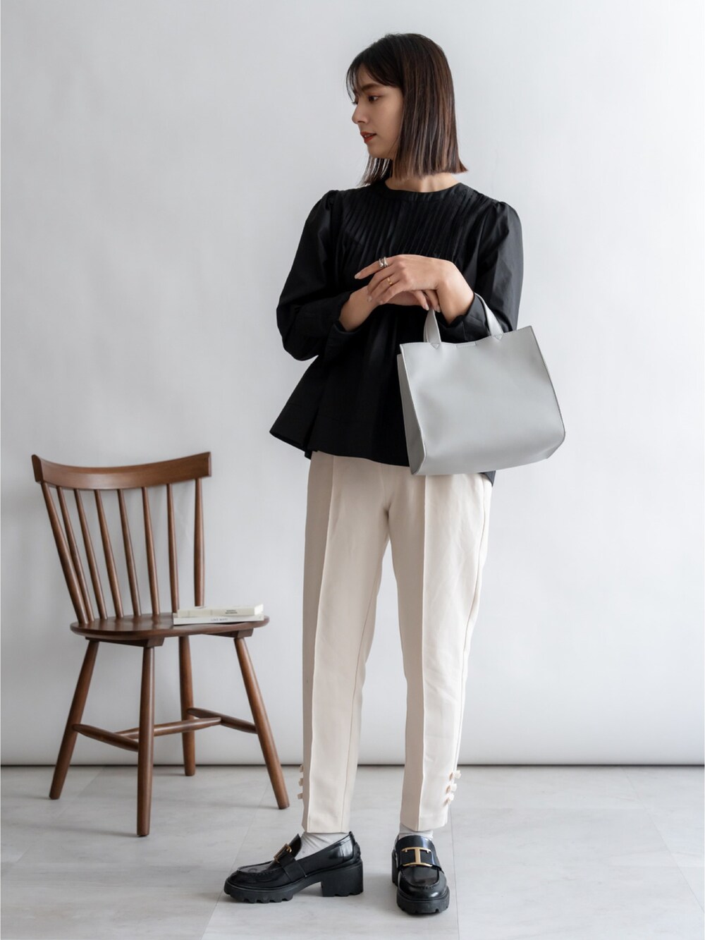 グレー系のトートバッグを着用したレディースの冬コーディネートの3枚目の写真