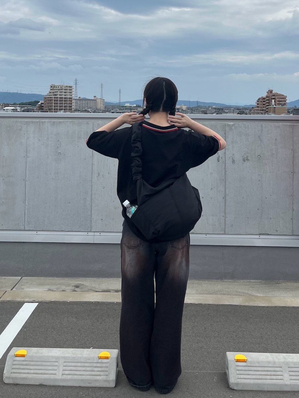 ブラック系のポロシャツを着用したレディースの夏コーディネートの3枚目の写真