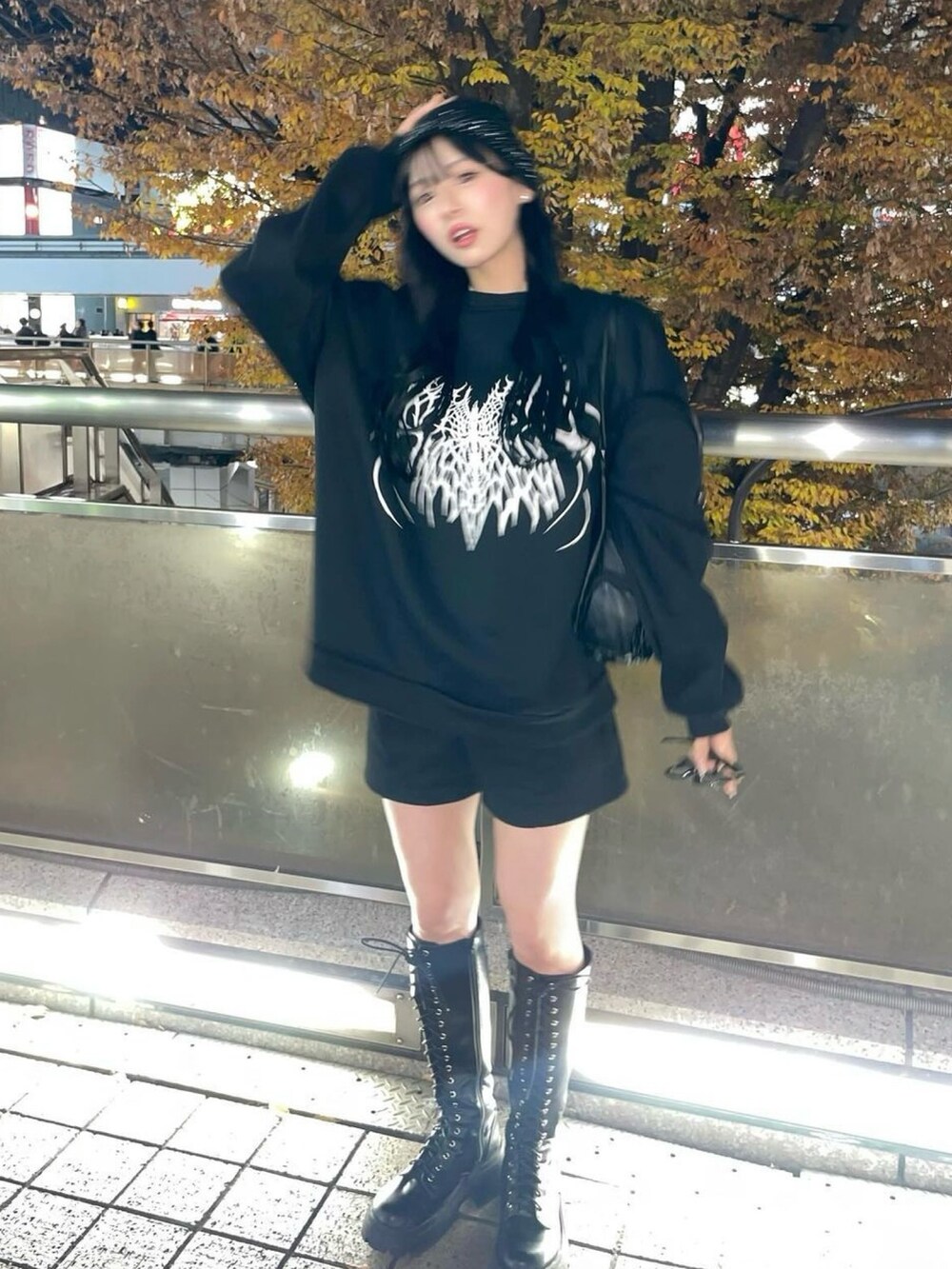 ブラック系のスウェットを着用したレディースの冬コーディネートの3枚目の写真