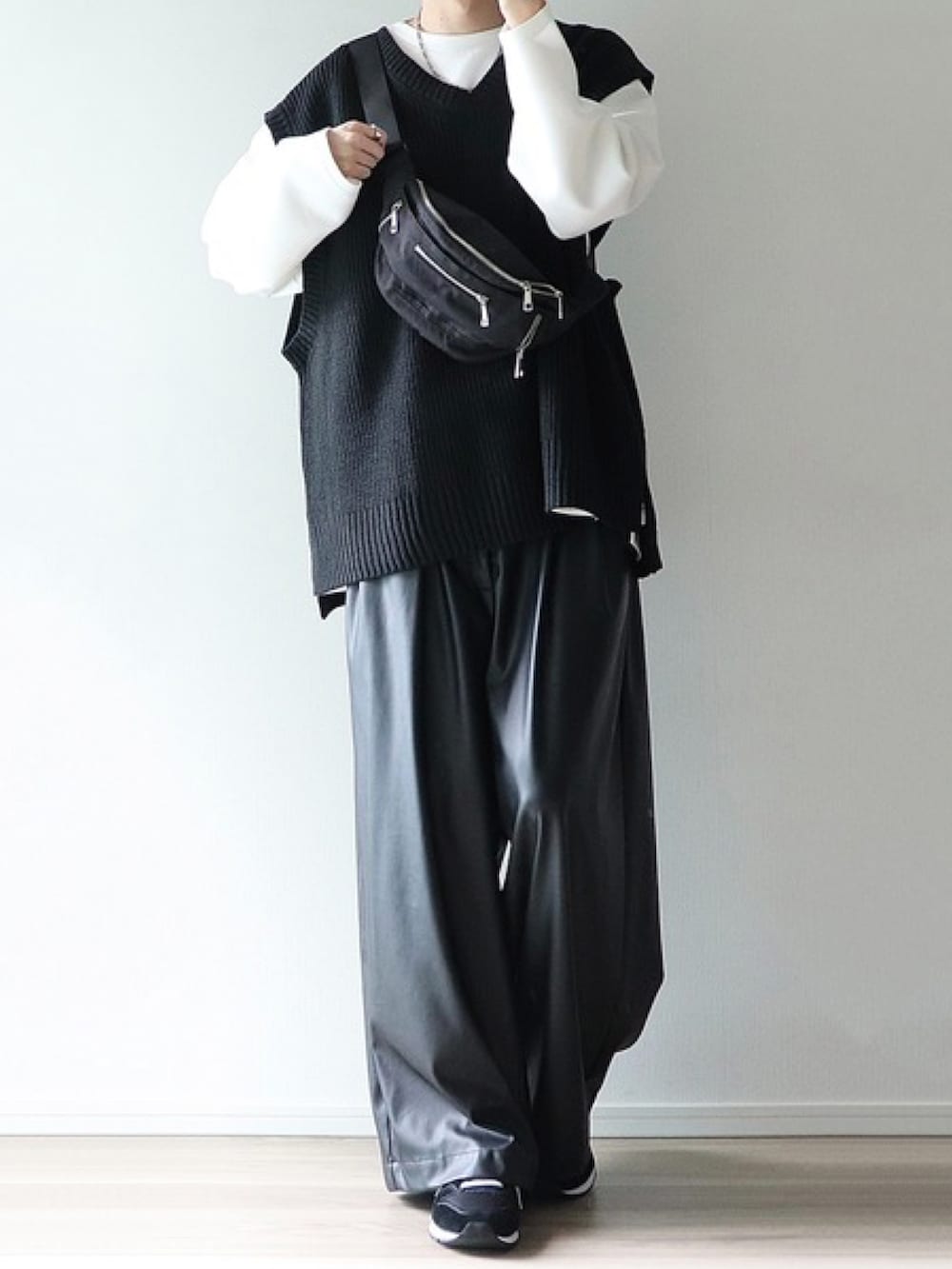 ブラック系のボディバッグ/ウエストポーチを着用したレディースの秋コーディネートの3枚目の写真