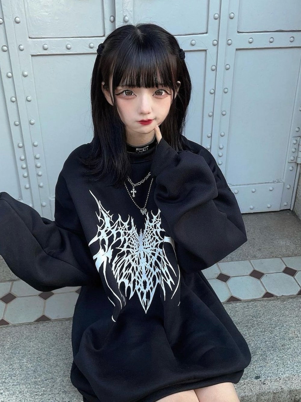 ブラック系のスウェットを着用したレディースの冬コーディネートの3枚目の写真