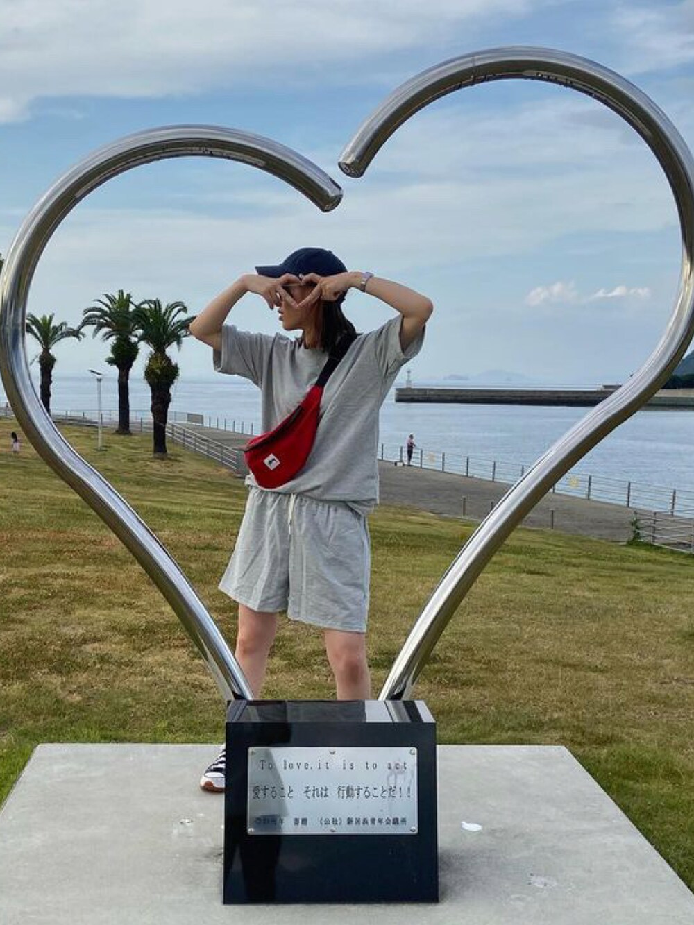 グレー系のスウェットを着用したレディースの夏コーディネートの2枚目の写真