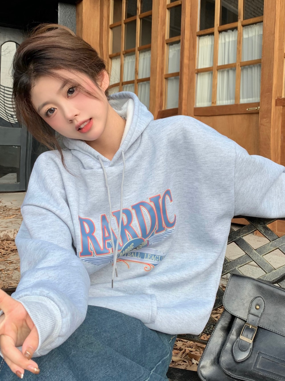 グレー系のパーカーを着用したレディースの冬コーディネートの4枚目の写真