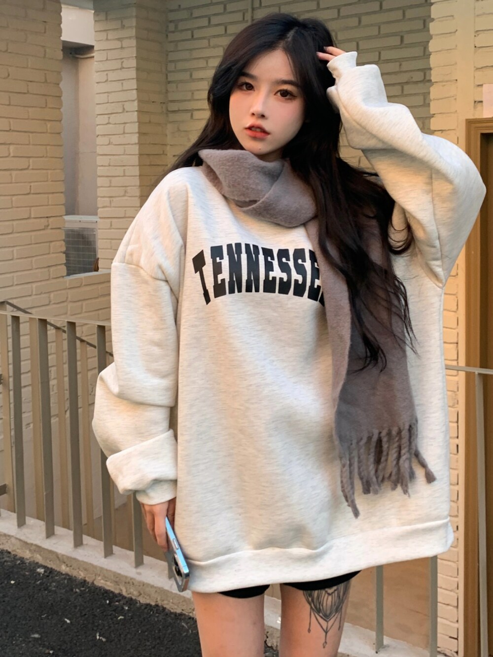 グレー系のスウェットを着用したメンズの冬コーディネートの2枚目の写真