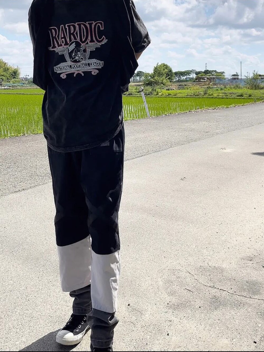 グレー系のTシャツ/カットソーを着用したレディースの夏コーディネートの2枚目の写真