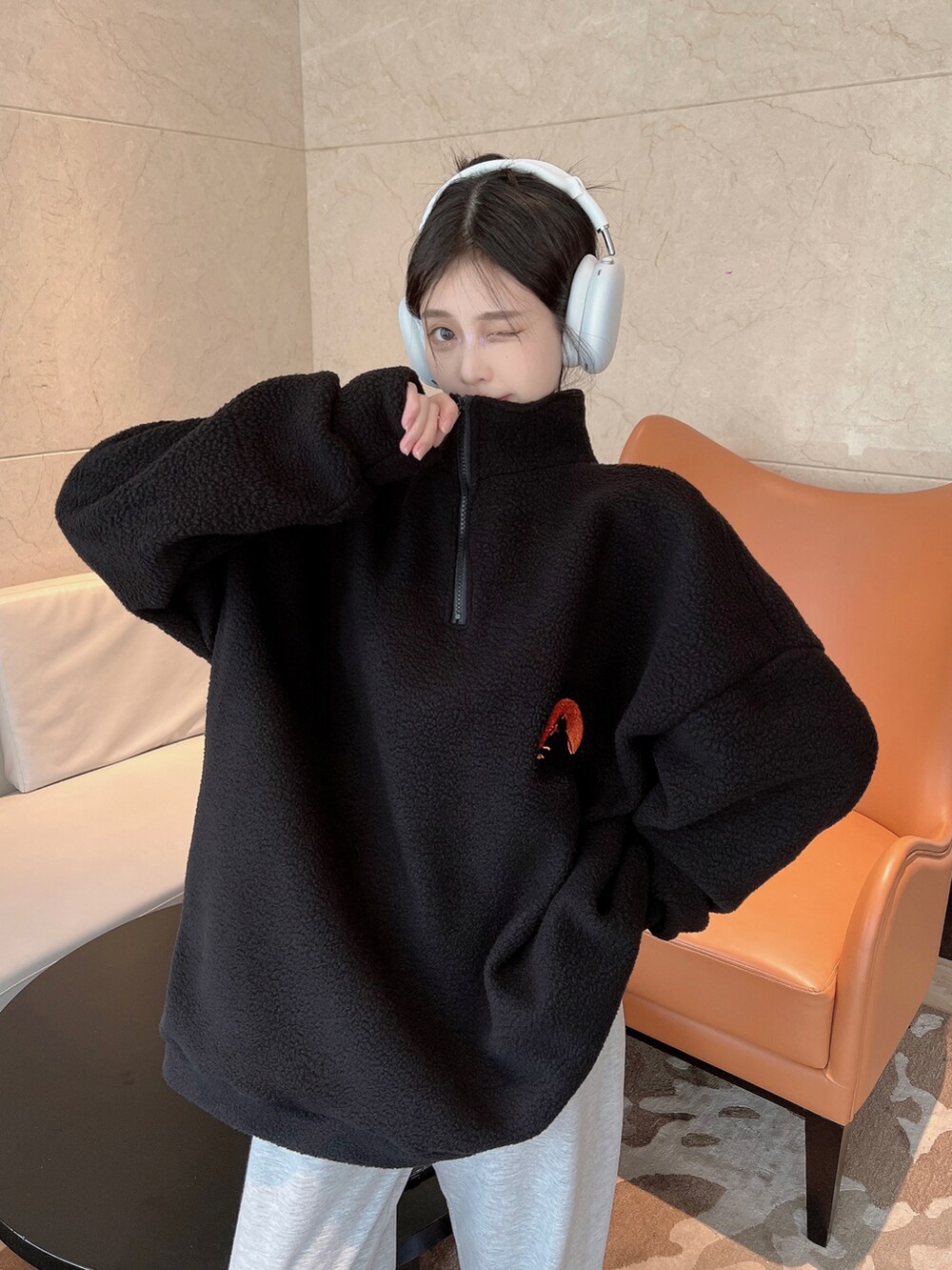 ブラック系のブルゾンを着用したレディースの秋コーディネートの2枚目の写真