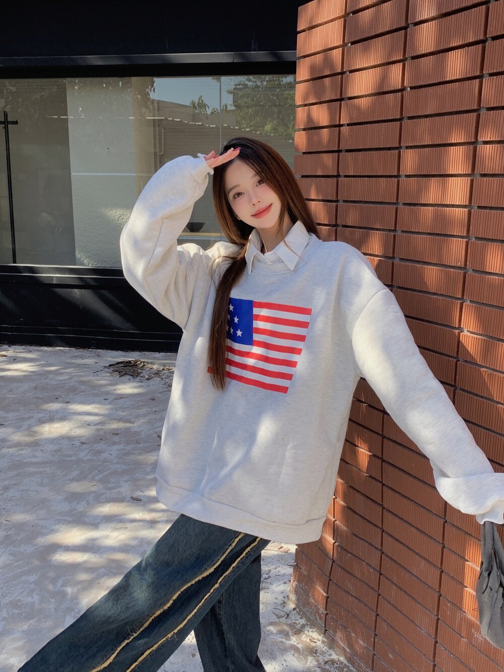 グレー系のスウェットを着用したレディースの秋コーディネートの2枚目の写真