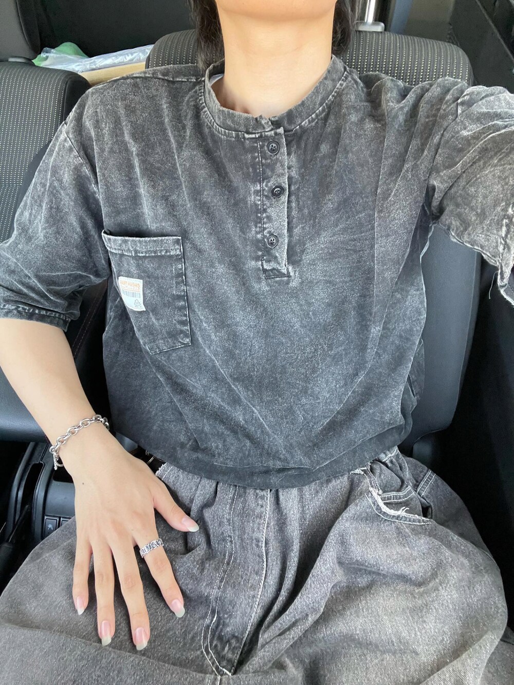 ブラック系のTシャツ/カットソーを着用したメンズの夏コーディネートの2枚目の写真