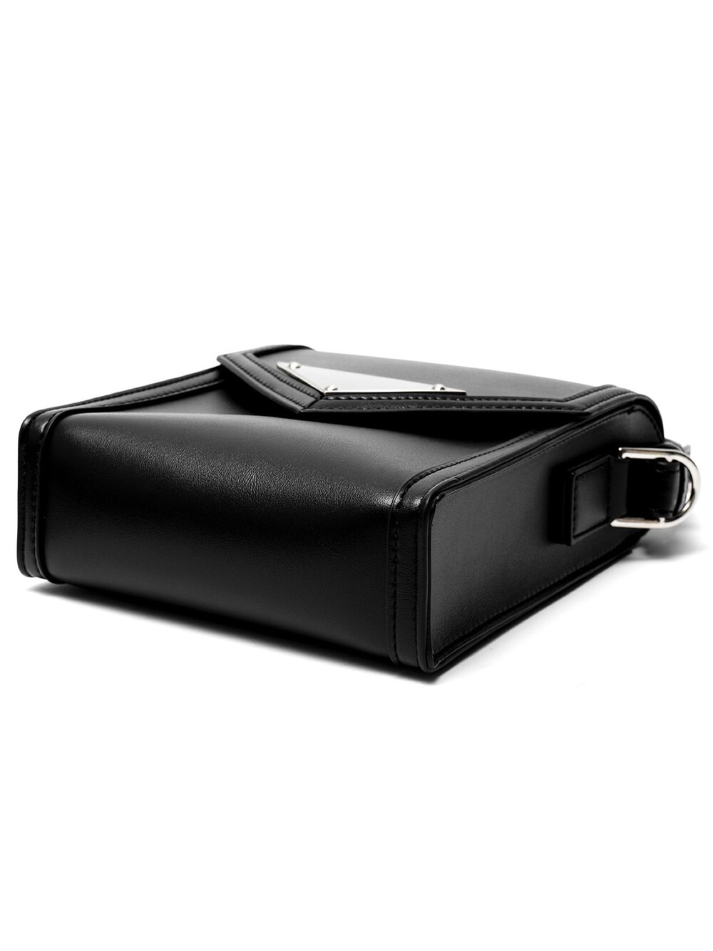 ブラック系のショルダーバッグを着用したレディースの冬コーディネートの4枚目の写真