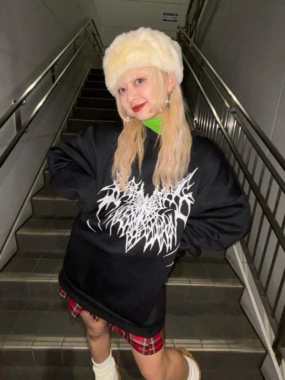 ブラック系のスウェットを着用したレディースの冬コーディネートの2枚目の写真