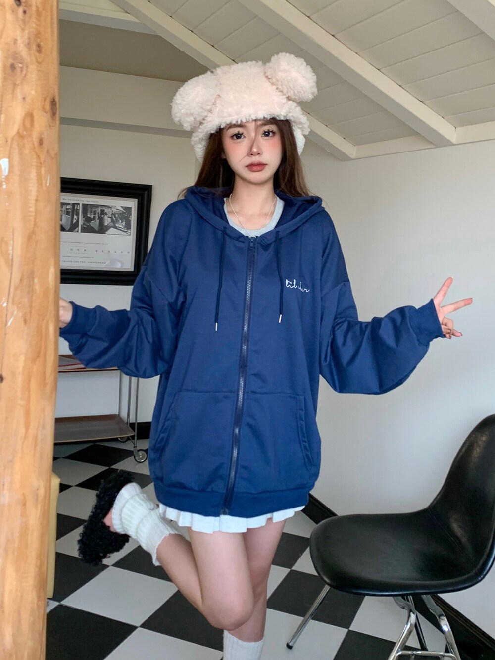 ブルー系のパーカーを着用したレディースの秋コーディネートの4枚目の写真