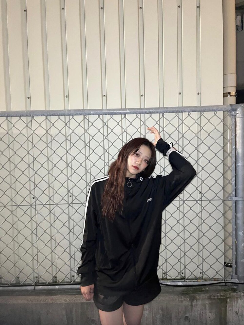 ブラック系のジャージを着用したレディースの冬コーディネートの3枚目の写真