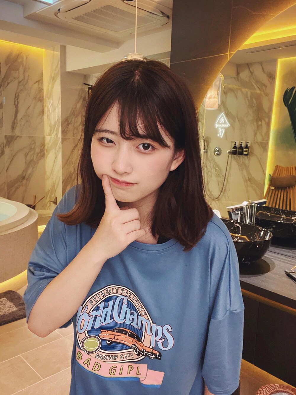 ブルー系のTシャツ/カットソーを着用したレディースの春コーディネートの4枚目の写真