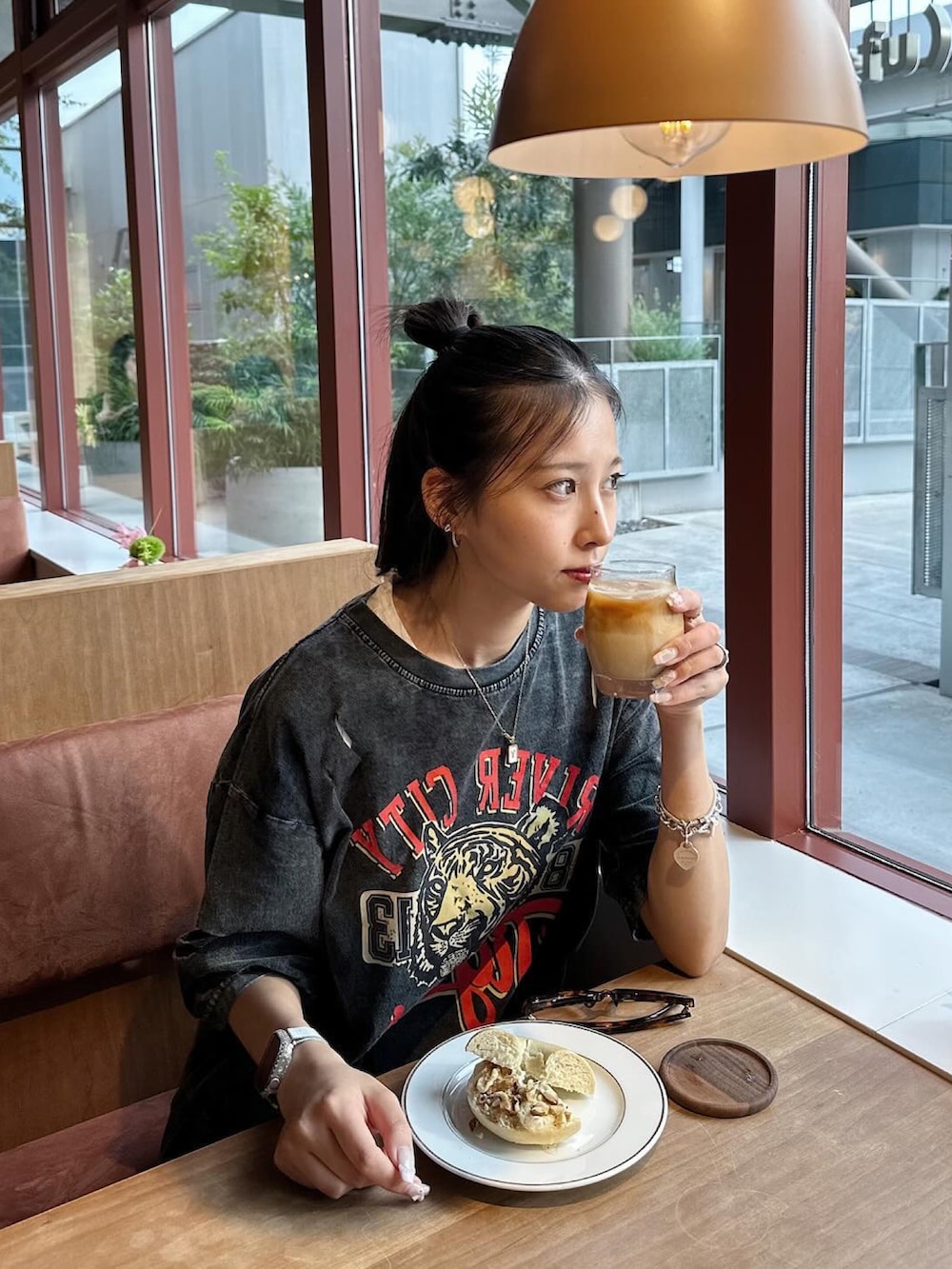 ブラック系のTシャツ/カットソーを着用したレディースの夏コーディネートの5枚目の写真