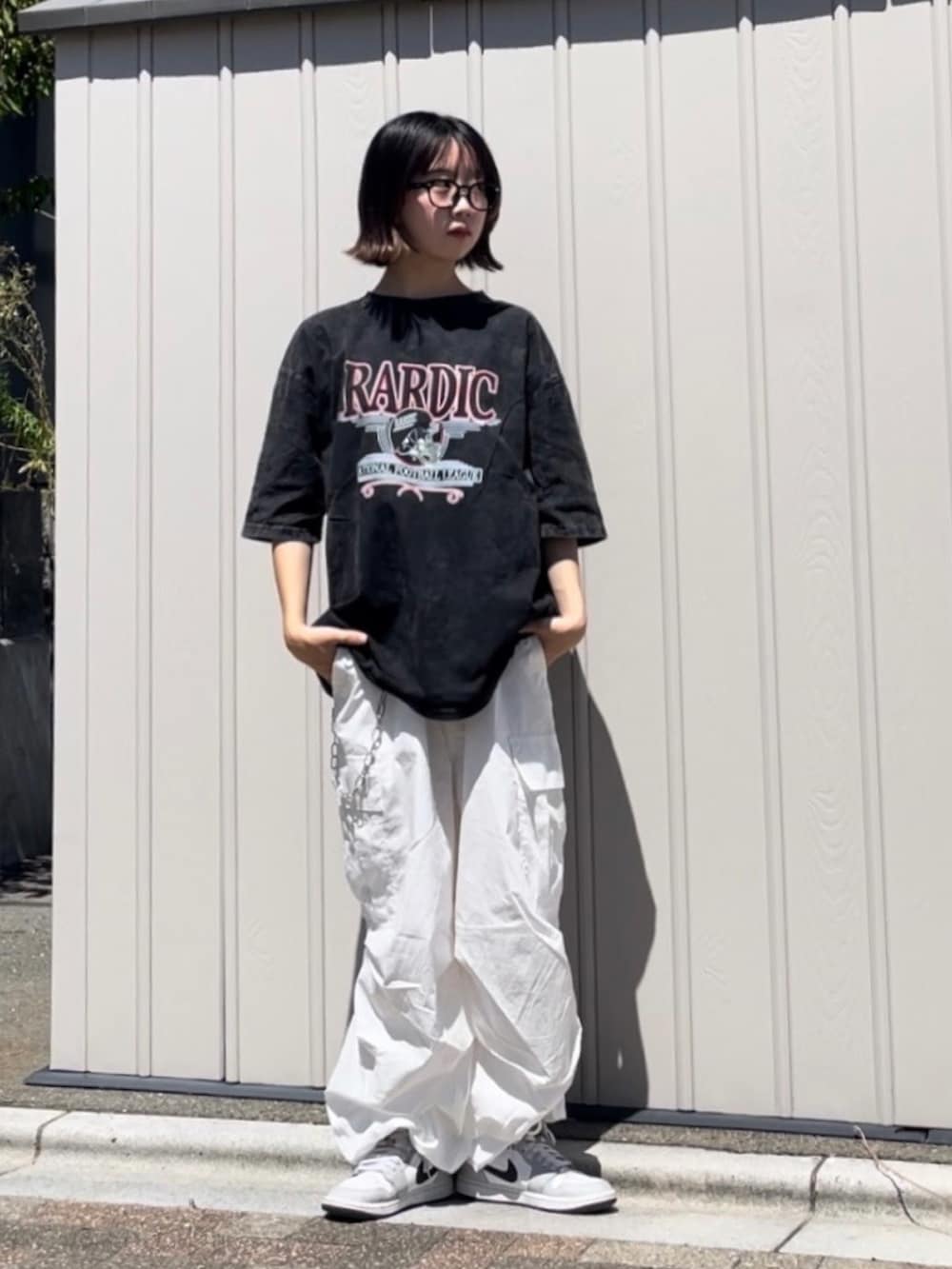 グレー系のTシャツ/カットソーを着用したレディースの秋コーディネートの3枚目の写真