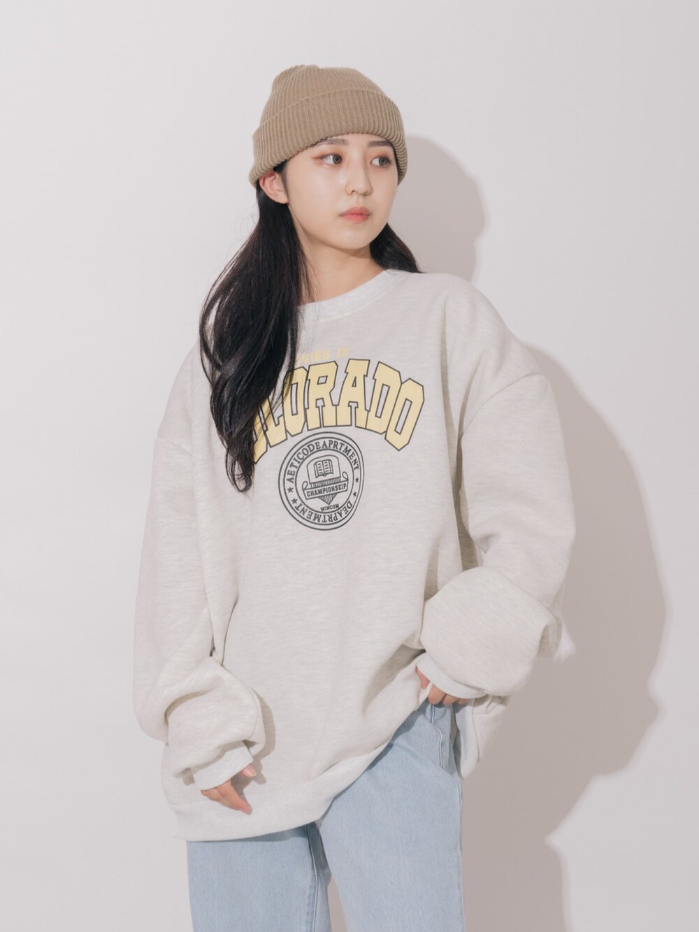 グレー系のスウェットを着用したメンズの冬コーディネートの4枚目の写真