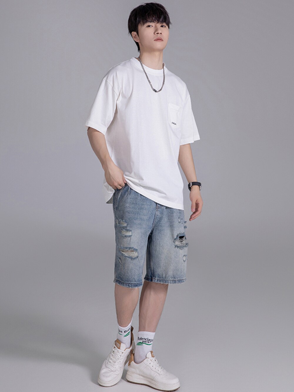 ホワイト系のTシャツ/カットソーを着用したレディースの春コーディネートの2枚目の写真