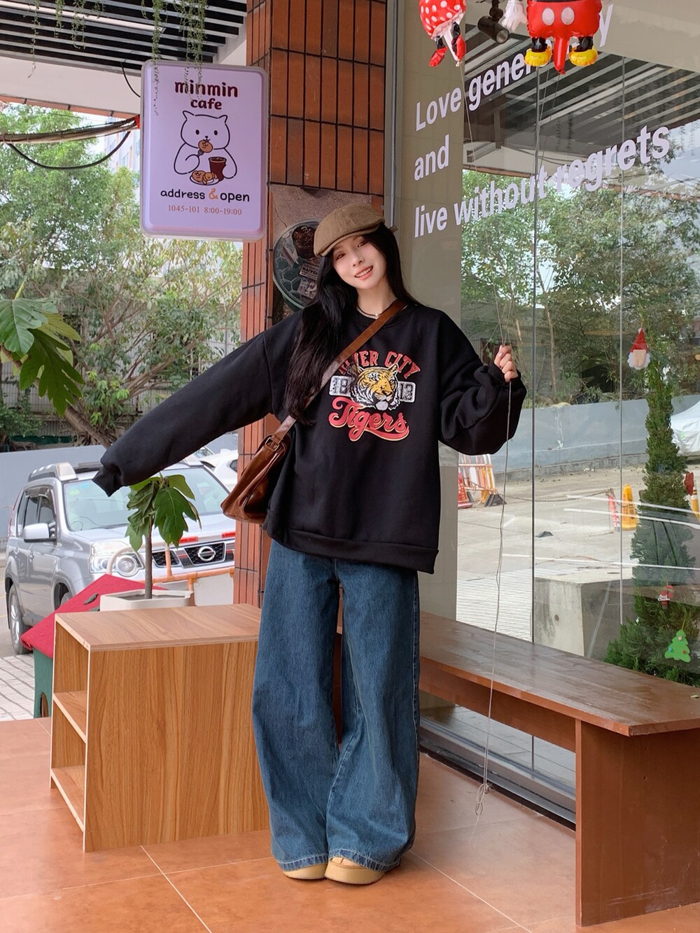 ブラック系のスウェットを着用したレディースの冬コーディネートの3枚目の写真