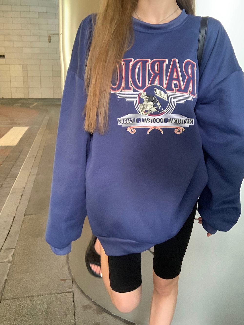 ブルー系のスウェットを着用したレディースの秋コーディネートの5枚目の写真