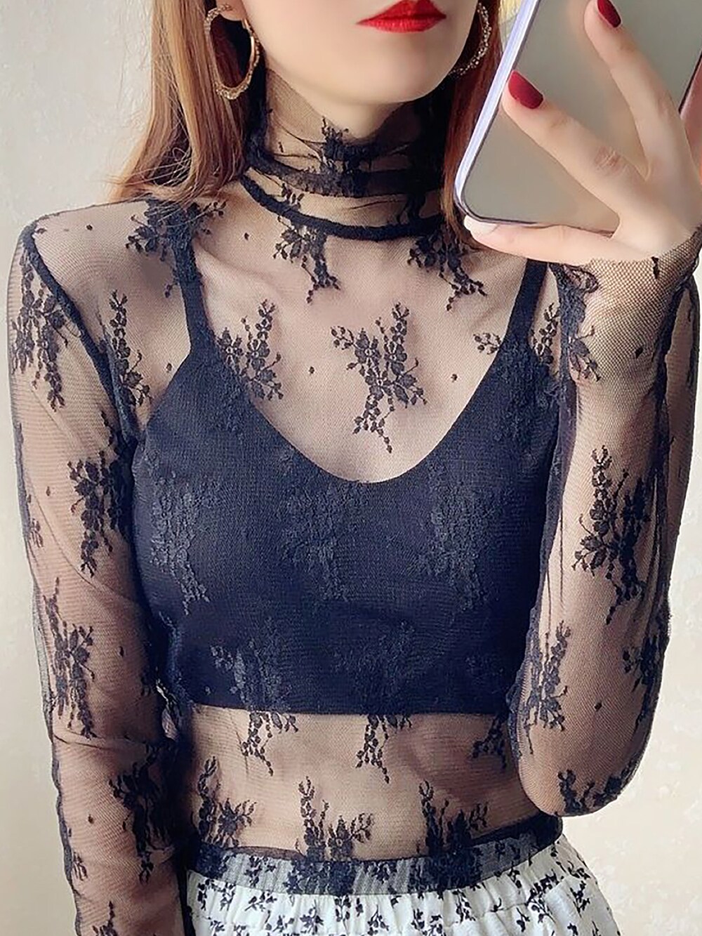 ブラック系のTシャツ/カットソーを着用したレディースの秋コーディネートの2枚目の写真