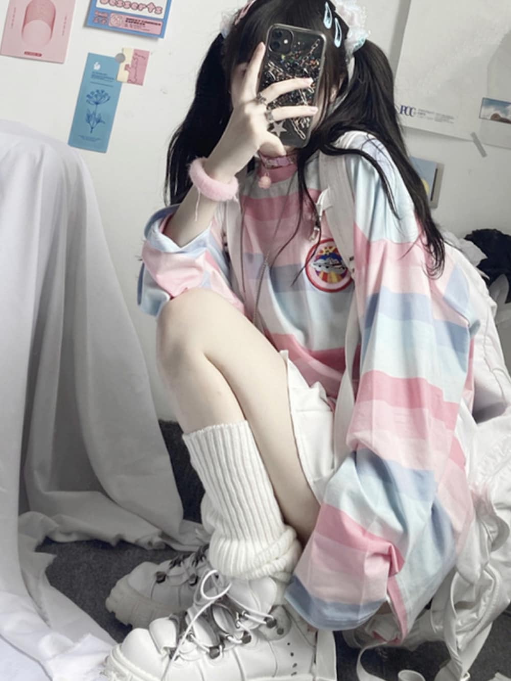 ピンク系のTシャツ/カットソーを着用したレディースの夏コーディネートの2枚目の写真