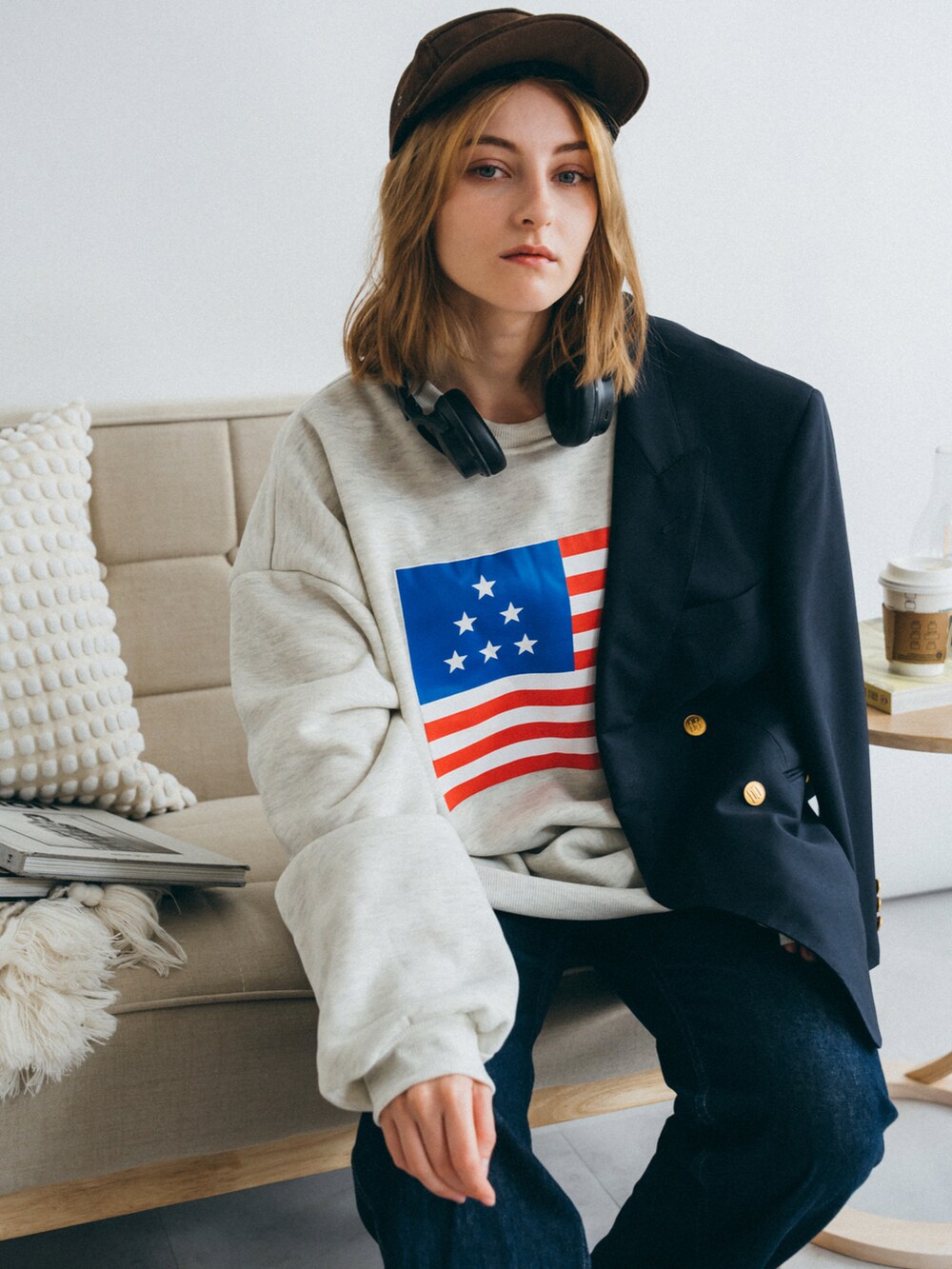 グレー系のスウェットを着用したレディースの秋コーディネートの3枚目の写真