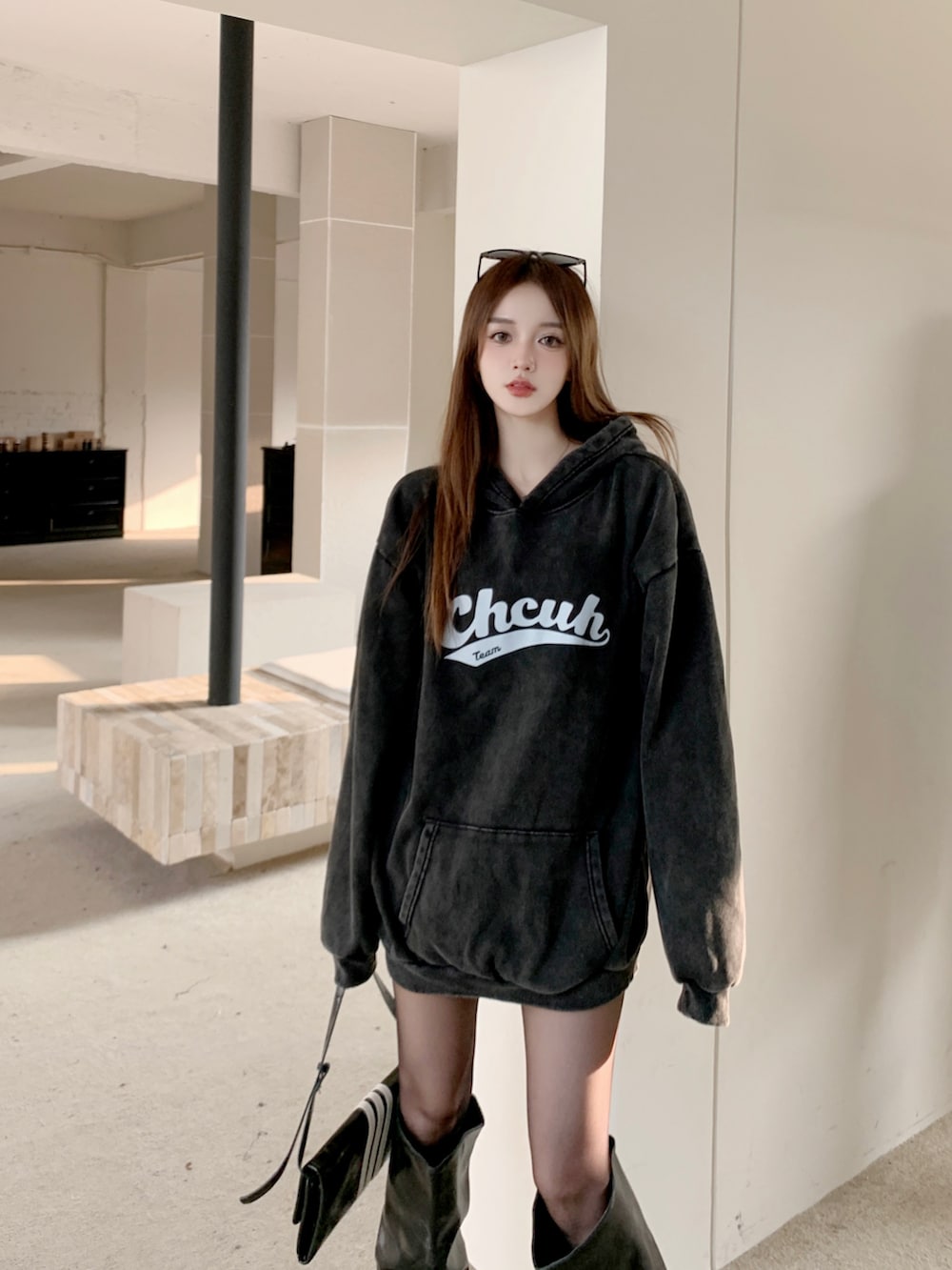 ホワイト系のパーカーを着用したレディースの秋コーディネートの4枚目の写真