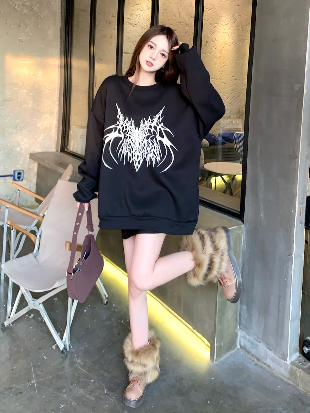 ブラック系のスウェットを着用したレディースの秋コーディネートの2枚目の写真