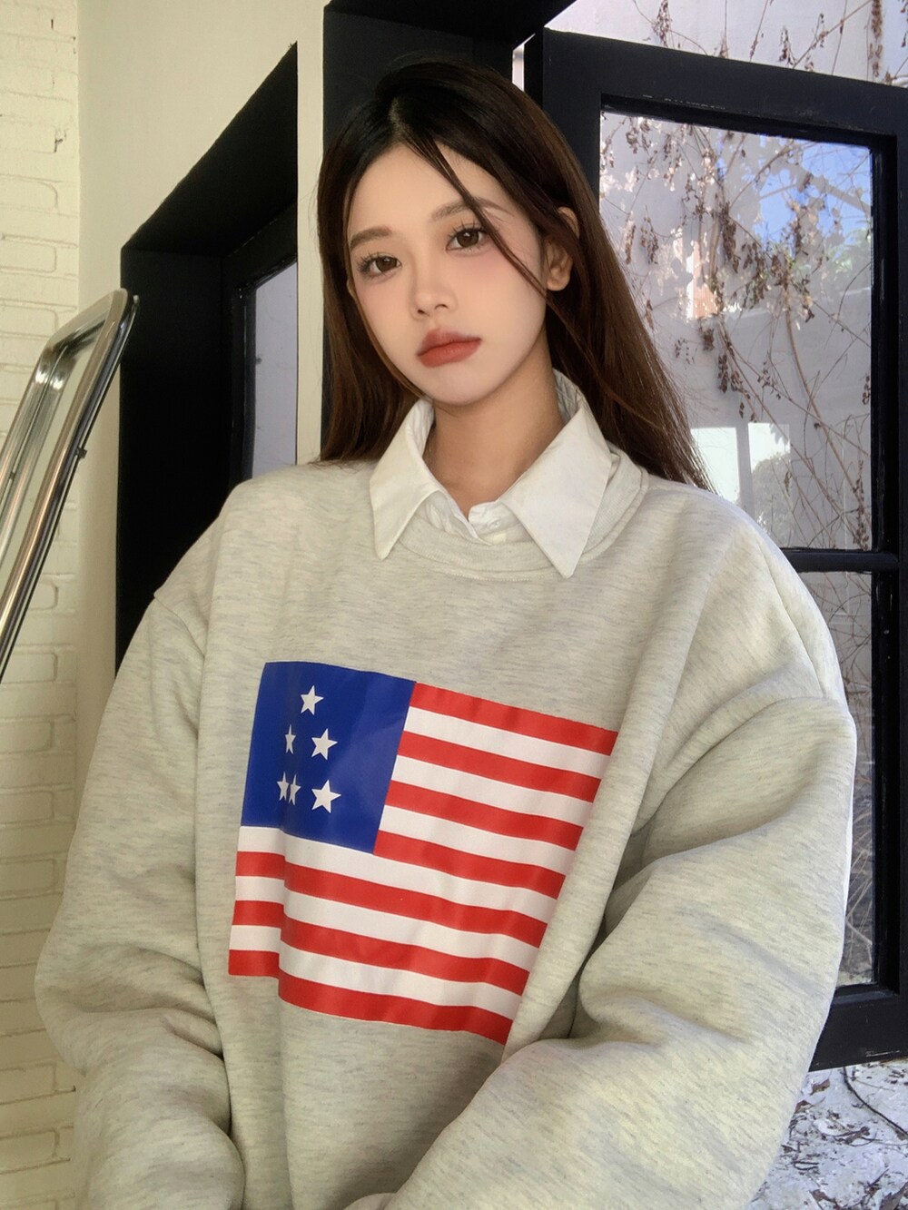 グレー系のスウェットを着用したレディースの秋コーディネートの4枚目の写真