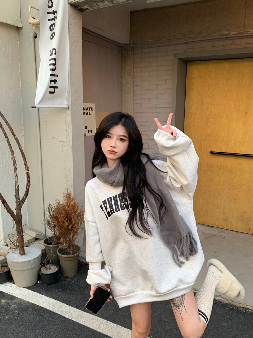 グレー系のスウェットを着用したメンズの冬コーディネートの3枚目の写真