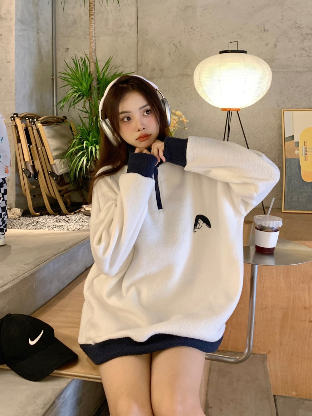 ホワイト系のブルゾンを着用したレディースの秋コーディネートの5枚目の写真