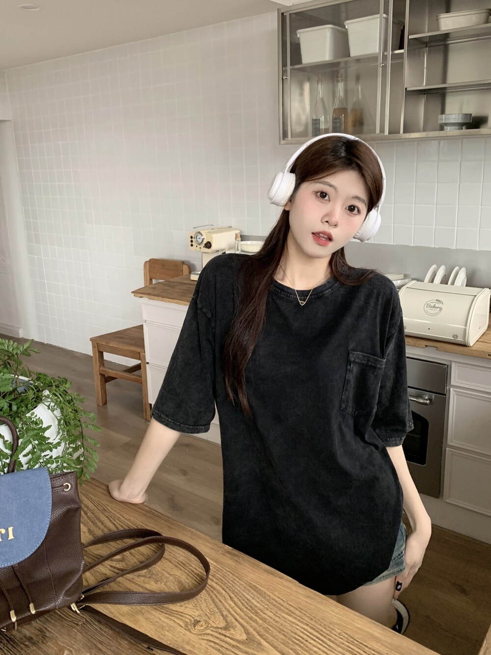 グレー系のTシャツ/カットソーを着用したレディースの春コーディネートの3枚目の写真