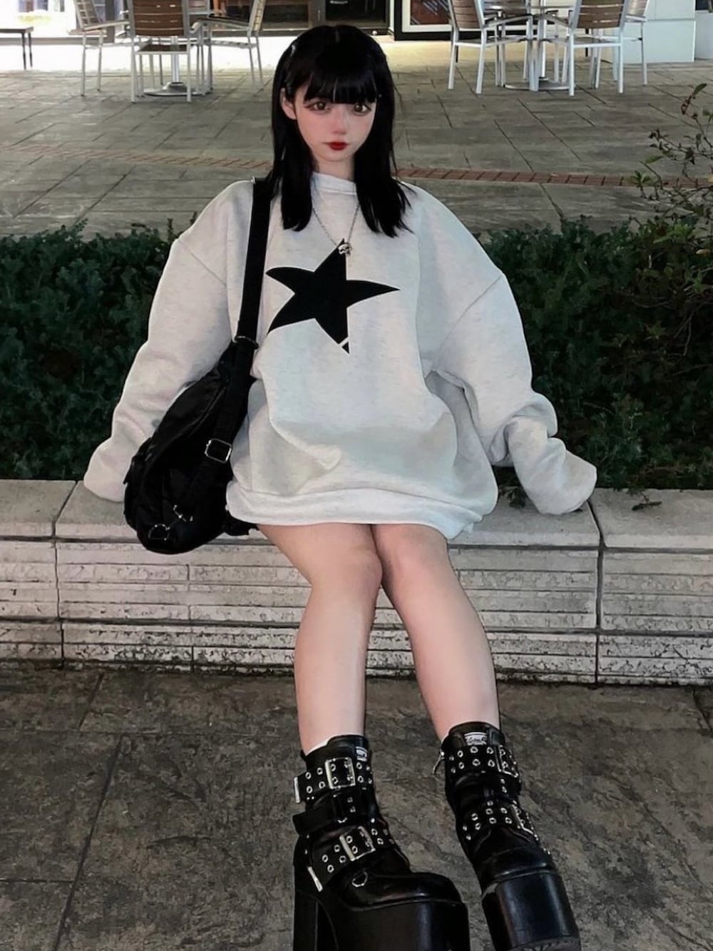 グレー系のスウェットを着用したレディースの春コーディネートの2枚目の写真