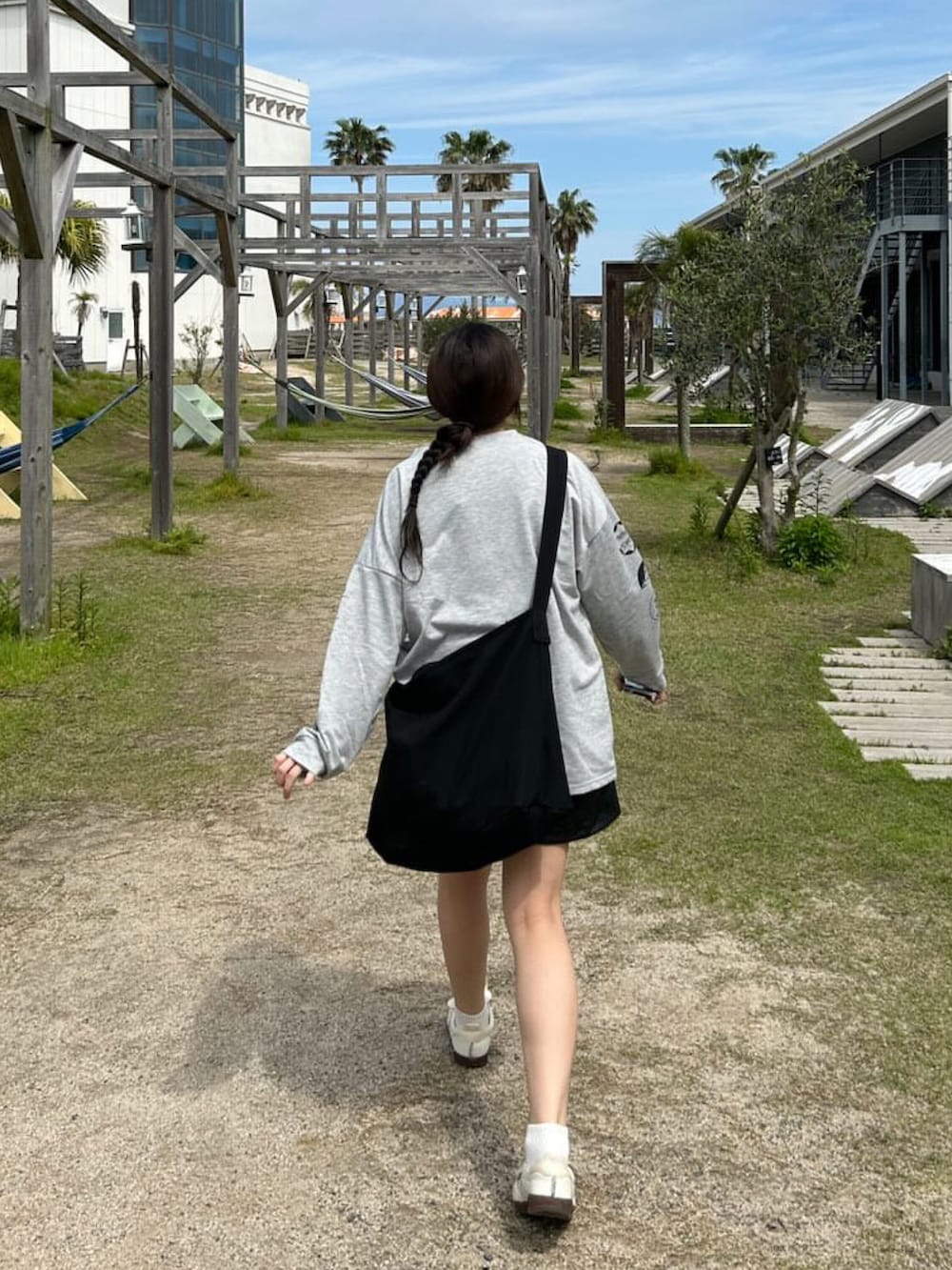 グレー系のTシャツ/カットソーを着用したレディースの春コーディネートの2枚目の写真