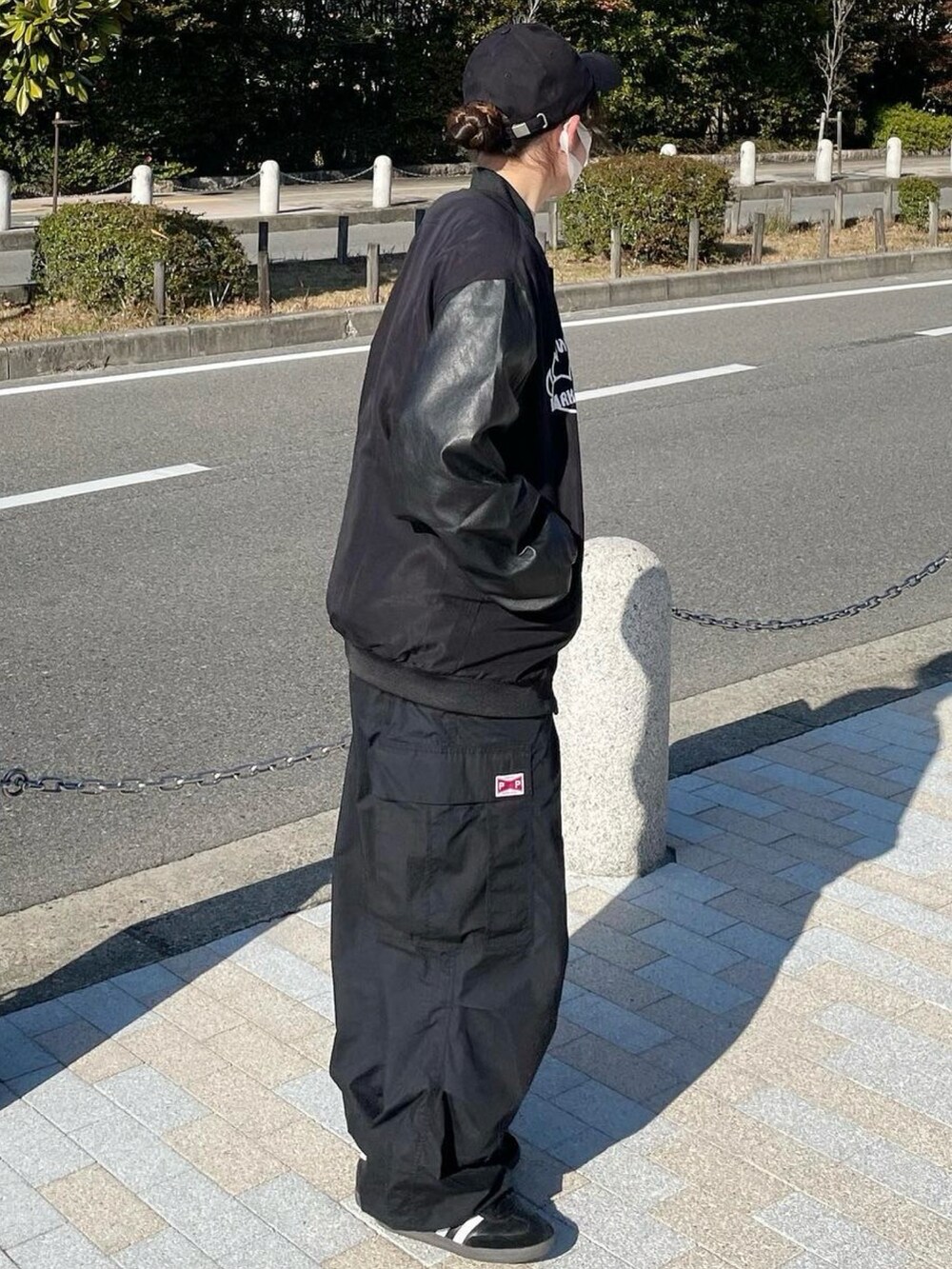 ブラック系のスタジャンを着用したレディースの春コーディネートの4枚目の写真