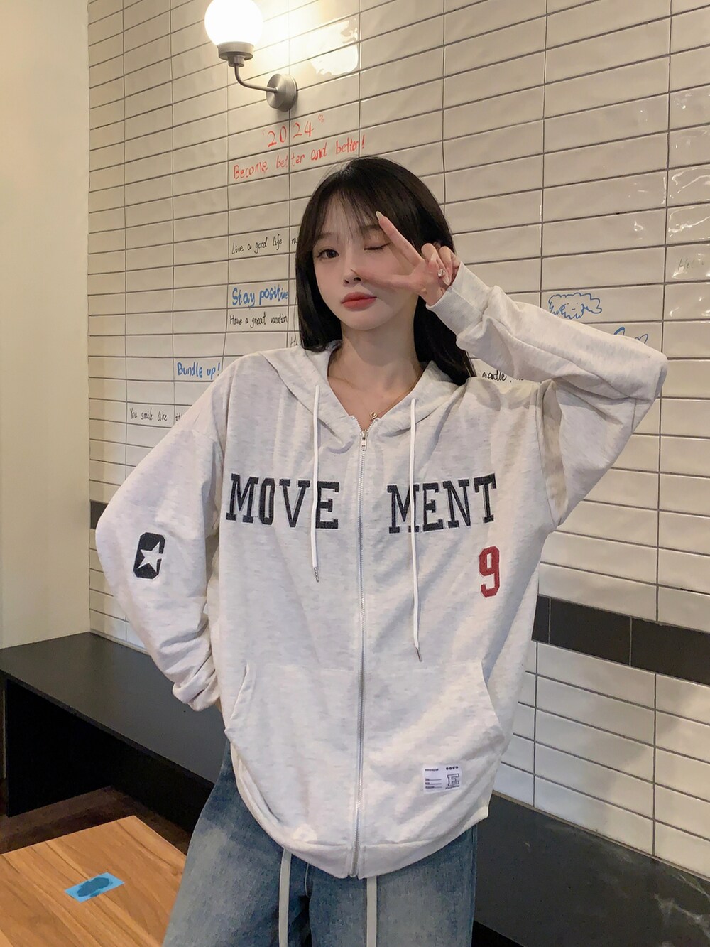 グレー系のパーカーを着用したレディースの春コーディネートの4枚目の写真