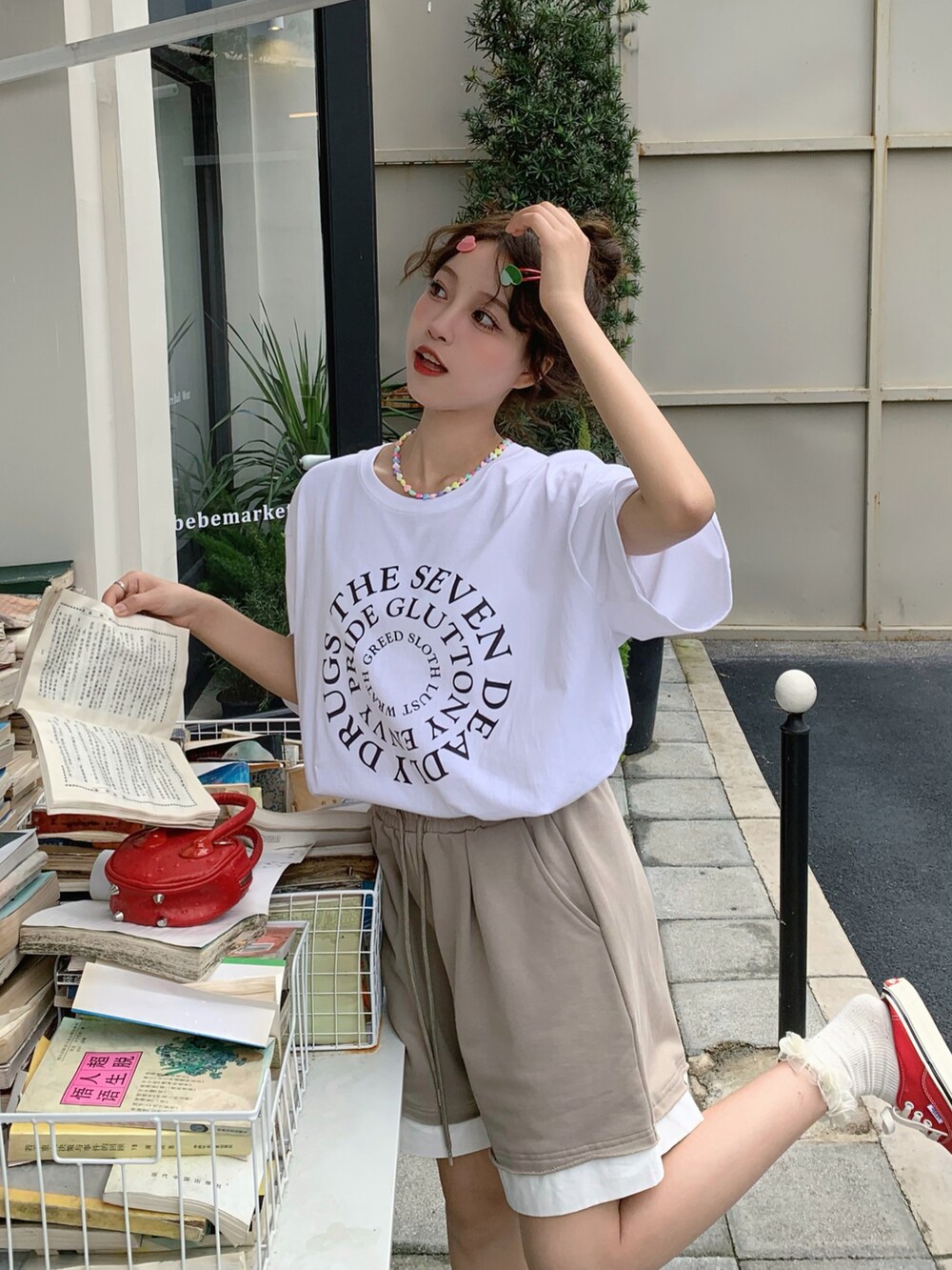 ホワイト系のTシャツ/カットソーを着用したレディースの春コーディネートの2枚目の写真