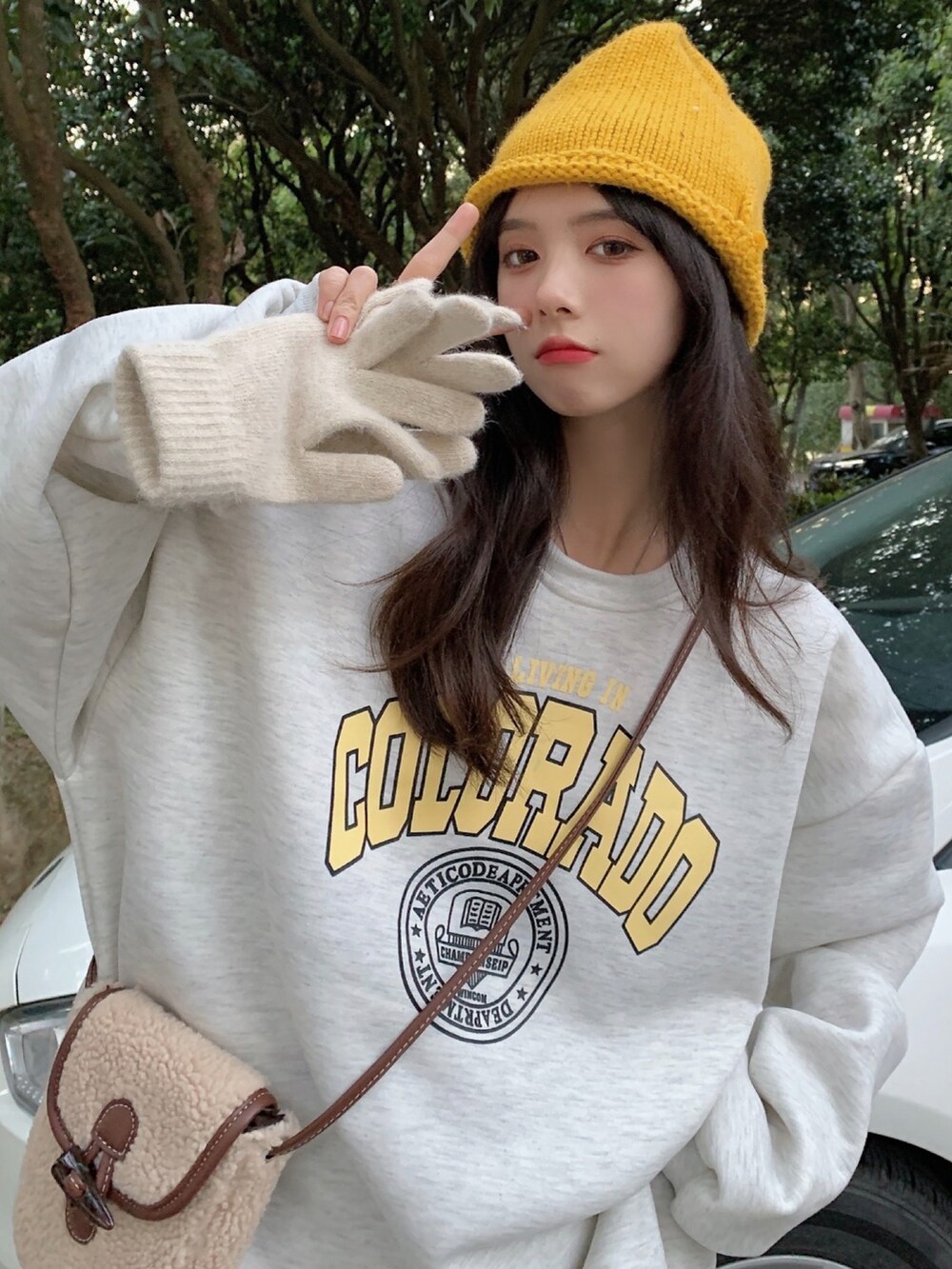 グレー系のスウェットを着用したメンズの冬コーディネートの2枚目の写真