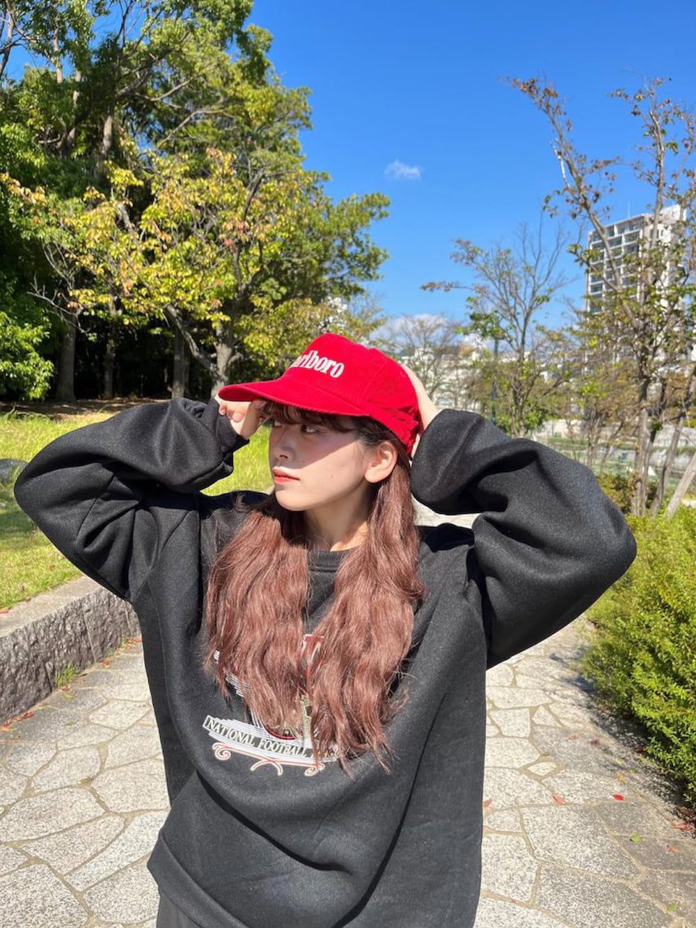 ブラック系のスウェットを着用したレディースの冬コーディネートの3枚目の写真