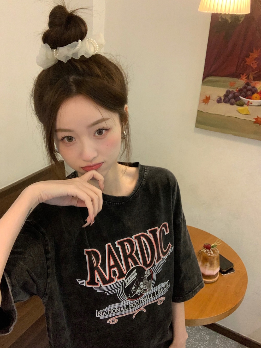 グレー系のTシャツ/カットソーを着用したレディースの春コーディネートの5枚目の写真