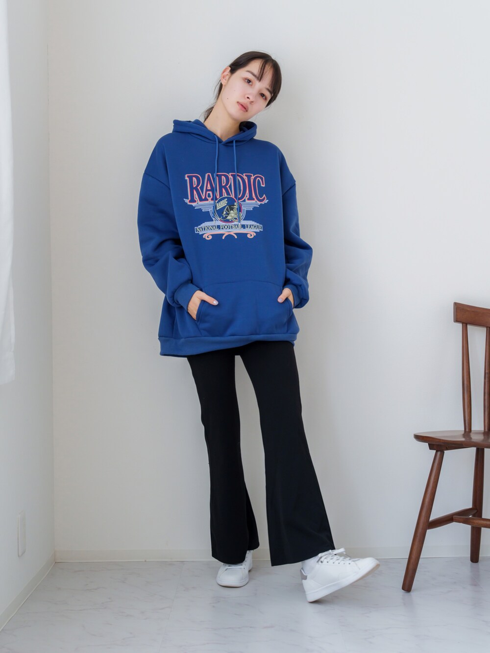 ブルー系のパーカー、ブラック系のボディバッグ/ウエストポーチを着用したレディースの秋コーディネートの5枚目の写真