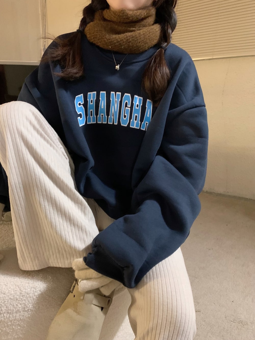 ブルー系のスウェットを着用したメンズの冬コーディネートの3枚目の写真