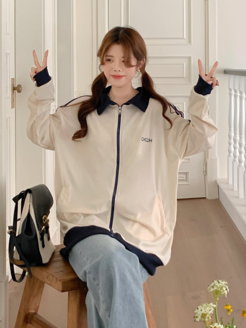 ホワイト系のジャージを着用したレディースの秋コーディネートの3枚目の写真