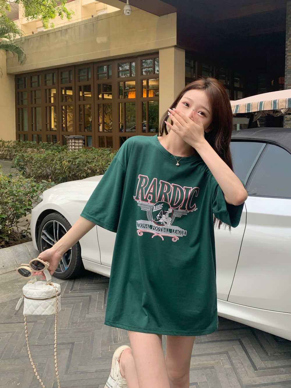 グリーン系のTシャツ/カットソーを着用したレディースの春コーディネートの4枚目の写真