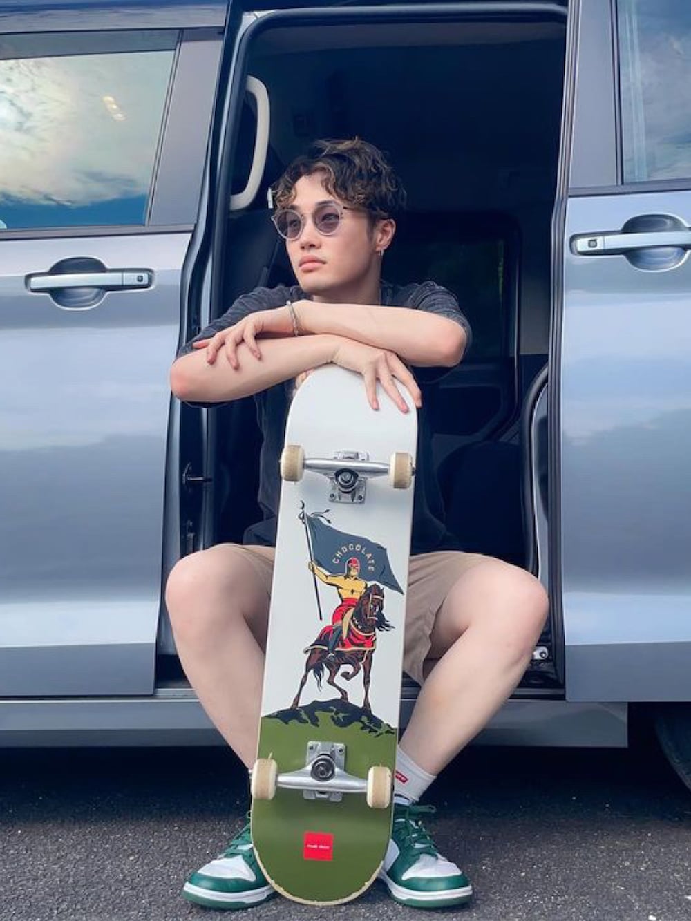 グレー系のTシャツ/カットソーを着用したメンズの夏コーディネートの2枚目の写真