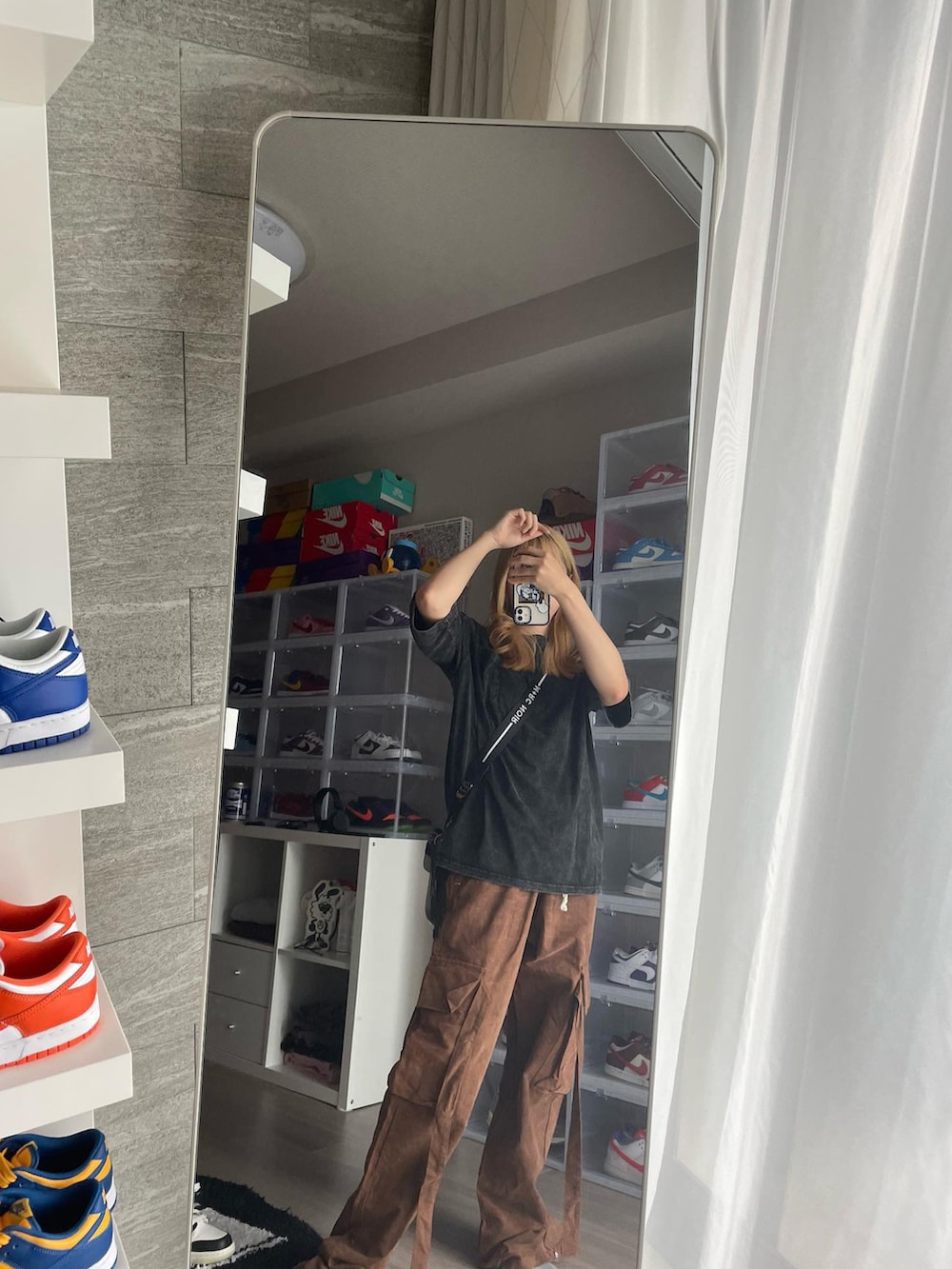 グレー系のTシャツ/カットソーを着用したレディースの夏コーディネートの3枚目の写真