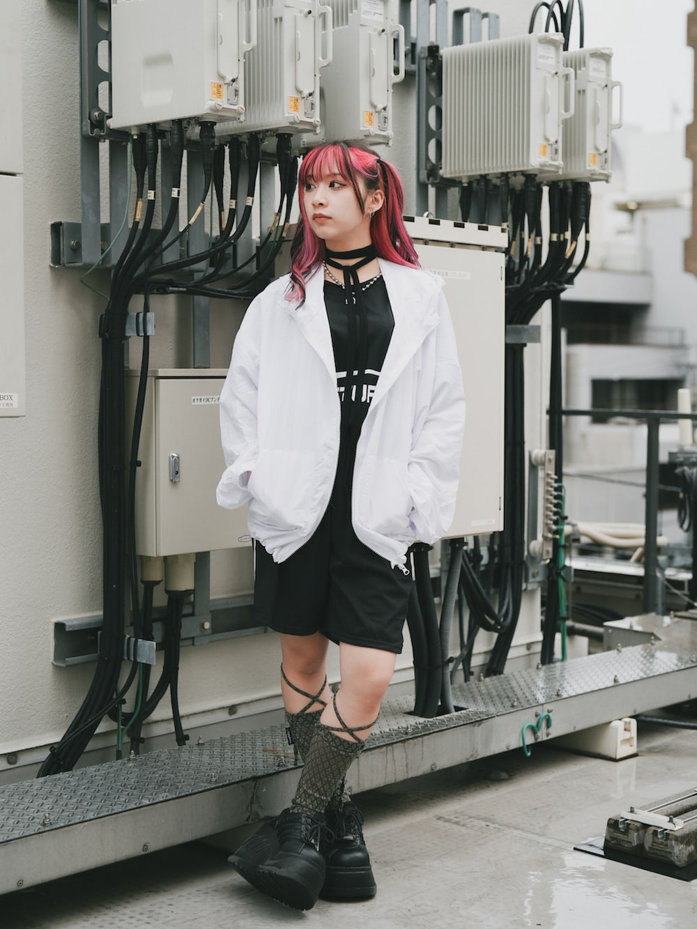 ホワイト系のラッシュガードを着用したレディースの春コーディネートの3枚目の写真